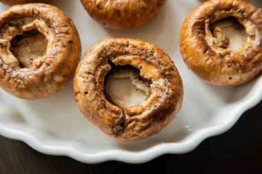 Fırın tepsisindeki Ham Mevsimlik Düğme Mantarları Fırına Hazır