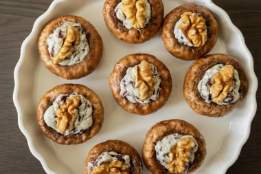 Mavi Peynirli mantarlar, Kurutulmuş kızılcıklar ve Kabartma Tepsisindeki Cevizler Bayram Yemeği