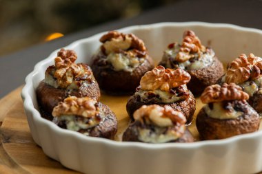 Mavi Peynirli ve Kurutulmuş Kızılcıklı Şenlikli Mantarlar Tatil Parmak Yiyeceği Aperatifi