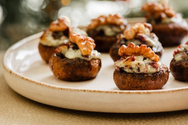 Mavi Peynirli ve Kurutulmuş Kızılcıklı Şenlikli Mantarlar Tatil Parmak Yiyeceği Aperatifi