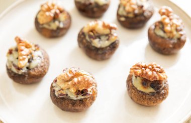 Mavi Peynirli ve Kurutulmuş Kızılcıklı Şenlikli Mantarlar Tatil Parmak Yiyeceği Aperatifi