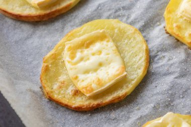 Peynirli peynirli aperatifle kaplı fırında patates çemberi ya da Parti Parmak Yiyeceği