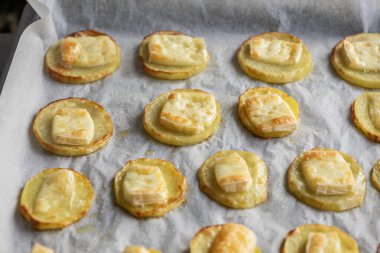 Peynirli peynirli aperatifle kaplı fırında patates çemberi ya da Parti Parmak Yiyeceği