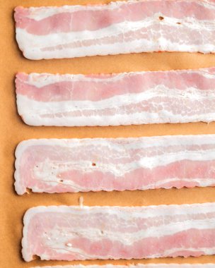 Pişirme tepsisindeki Parşömen Kağıdındaki Çiğ Pastırma Şeritleri Pişmeye Hazır