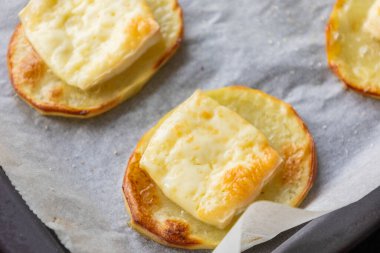 Peynirli peynirli aperatifle kaplı fırında patates çemberi ya da Parti Parmak Yiyeceği