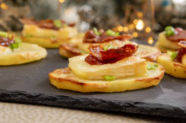 Adım adım patates püresi aperatifi Brie, yabanmersini reçeli ve pastırmalı tatil yemeği.