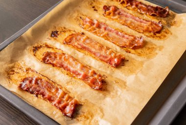 Çıtır Çıtır Pastırma Dilimleri Tepside Yakın Çekim Yemekler Arkaplanda Pişiyor