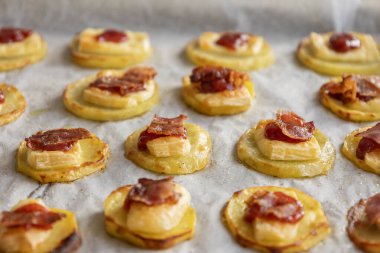 Adım adım patates püresi aperatifi Brie, yabanmersini reçeli ve pastırmalı tatil yemeği.