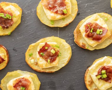 Brie, kızılcık reçeli ve pastırma şenlikli Patates Patatesi Aperatifi.