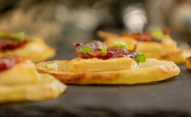 Brie, kızılcık reçeli ve pastırma şenlikli Patates Patatesi Aperatifi.