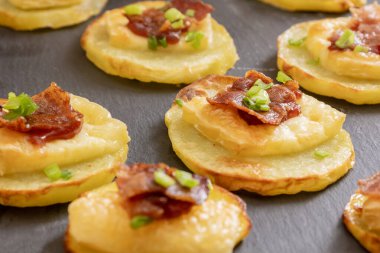 Brie, kızılcık reçeli ve pastırma şenlikli Patates Patatesi Aperatifi.