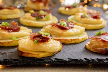 Brie, kızılcık reçeli ve pastırma şenlikli Patates Patatesi Aperatifi.