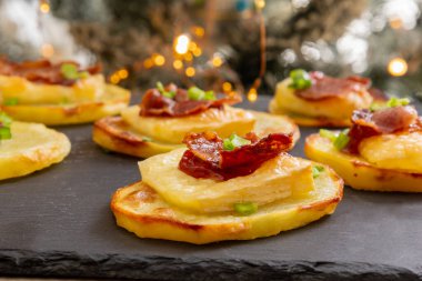 Brie, kızılcık reçeli ve pastırma şenlikli Patates Patatesi Aperatifi.