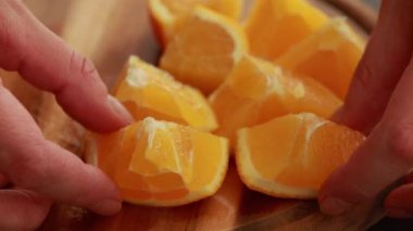 Tahta Kesme Tahtasında Taze Portakal Dilimleme Gıda Hazırlama Videosu