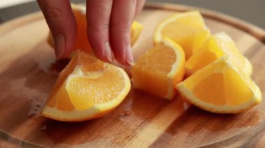 Tahta Kesme Tahtasında Taze Portakal Dilimleme Gıda Hazırlama Videosu