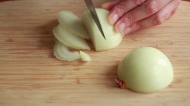 Kadın Ahşap Kesme Kurulunda Soğanı Yarım Ay 'a Dilimliyor