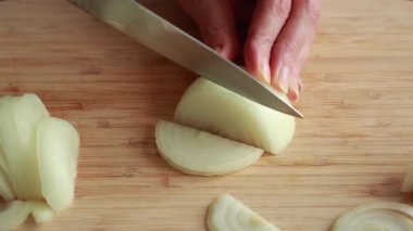 Kadın Ahşap Kesme Kurulunda Soğanı Yarım Ay 'a Dilimliyor