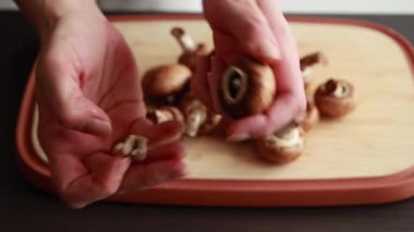 Kahverengi Düğme Mantarı Hazırlama Tezgahından Kökleri Çıkaran Kadın