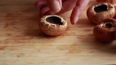 Tahta Kesme Kurulunda Kahverengi Düğmeli Mantarları İkiye Dilimleyen Kadın Sağlıklı Yemek Kurulunda