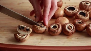 Tahta Kesme Kurulunda Kahverengi Düğmeli Mantarları İkiye Dilimleyen Kadın Sağlıklı Yemek Kurulunda