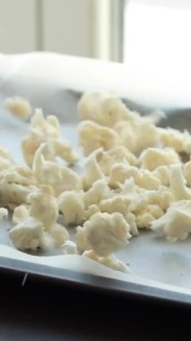 Çiğ Karnabahar ve Nohut Tepside Pişmeye Hazır