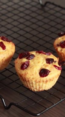 Turuncu ve Kurutulmuş Yabanmersinli Kekler Bayramlık Pişmiş Tatlı