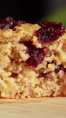 Turuncu ve Kurutulmuş Yabanmersinli Kekler Bayramlık Pişmiş Tatlı