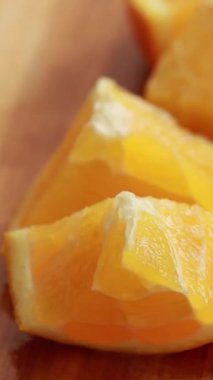 Tahta Kesme Tahtasında Taze Portakal Dilimleme Gıda Hazırlama Videosu