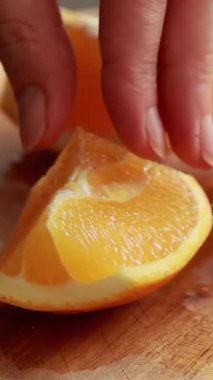 Tahta Kesme Tahtasında Taze Portakal Dilimleme Gıda Hazırlama Videosu