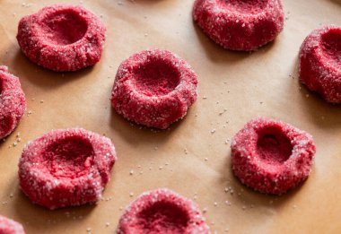 Kırmızı Kadife Parmak İzli Kurabiyeler Pişirme Tepsisinde Hazırlanıyor