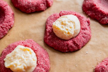 Kırmızı Kadife Parmak İzli Kurabiyeler Krem Peynirle Dolu Tepside