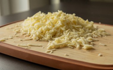 Tahta Kesme Tahtasında Izgara Peynir Hazırlama