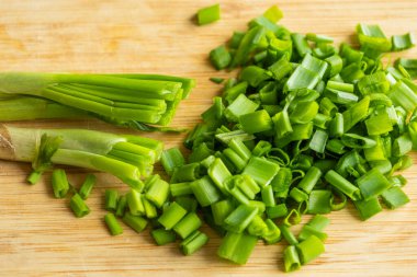 Tahta Kesme Tahtasında Dilimlenmiş Taze Yeşil Soğan Yemek Hazırlama