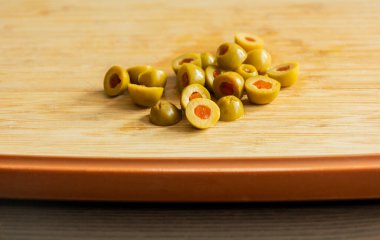 Tahta Kesme Tahtasında Dilimlenmiş Yeşil Zeytinler Yakın plan Yemek Hazırlama