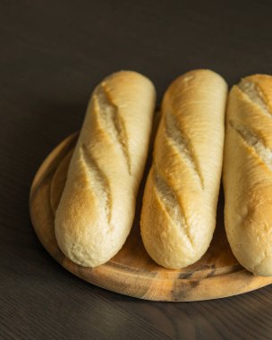 Tahta Kesme Tahtasında Üç Küçük Ekmek Bageti