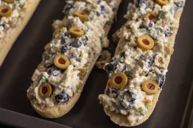 Peynir ve zeytin karışımlı ekmek aperatifi pişirmeye hazır.