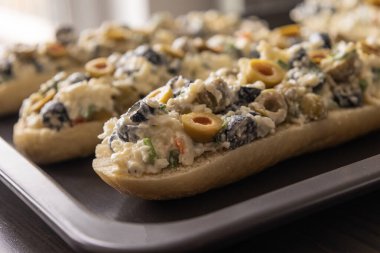 Peynir ve zeytin karışımlı ekmek aperatifi pişirmeye hazır.