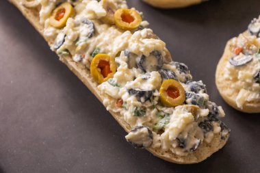 Peynir ve zeytin karışımlı ekmek aperatifi pişirmeye hazır.