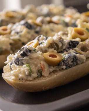 Peynir ve zeytin karışımlı ekmek aperatifi pişirmeye hazır.