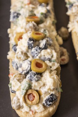 Peynir ve zeytin karışımlı ekmek aperatifi pişirmeye hazır.