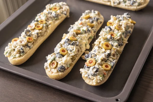 Peynir ve zeytin karışımlı ekmek aperatifi pişirmeye hazır.