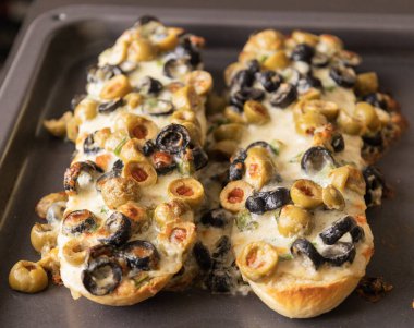 Zeytinli taze fırınlanmış peynir ekmeği. Parti aperatifleri için ideal