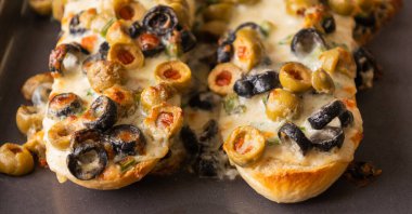 Zeytinli taze fırınlanmış peynir ekmeği. Parti aperatifleri için ideal