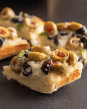 Peynirli ve zeytinli ekmek aperatifi Bayram Atıştırması