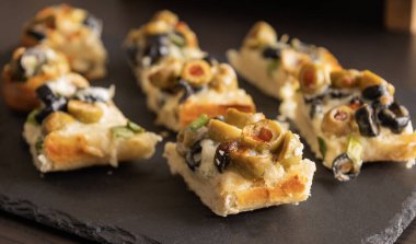 Peynirli ve zeytinli ekmek aperatifi Bayram Atıştırması