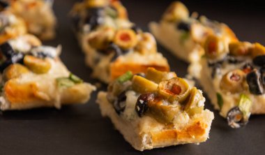 Peynirli ve zeytinli ekmek aperatifi Bayram Atıştırması