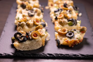 Peynirli ve zeytinli ekmek aperatifi Bayram Atıştırması