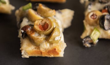 Peynirli ve zeytinli ekmek aperatifi Bayram Atıştırması