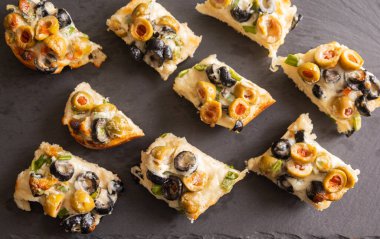 Peynirli ve zeytinli ekmek aperatifi Bayram Atıştırması