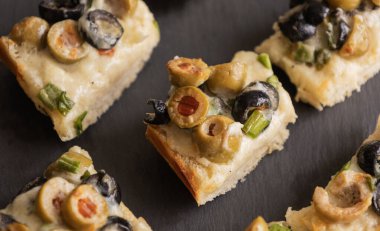 Peynirli ve zeytinli ekmek aperatifi Bayram Atıştırması